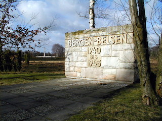  Gedenkstein am Eingang zum Friedhof auf dem historischen Lagergelände